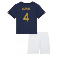 Frankrike Raphael Varane #4 Replika babykläder Hemmaställ Barn VM 2022 Kortärmad (+ korta byxor)